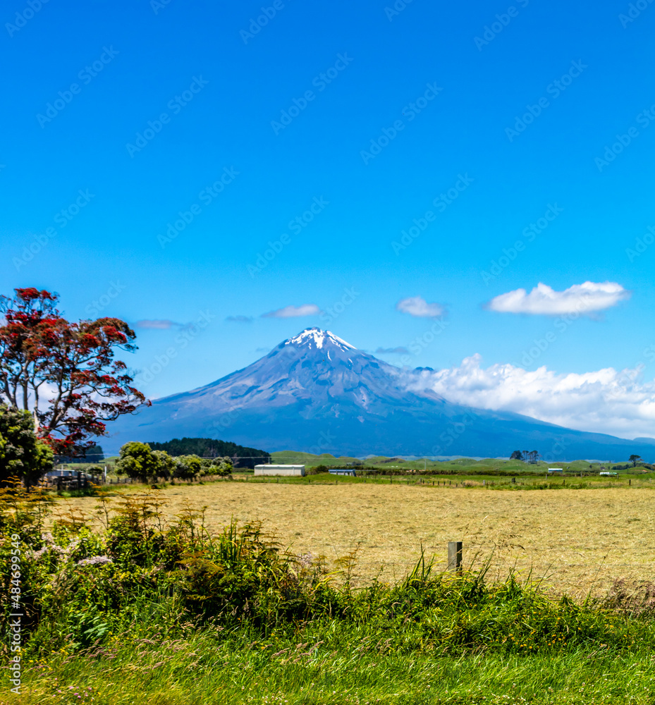 Mount Taranaki rises towards the sky. Taranaki, New Zealand Mount Taranaki rises towards the sky. Taranaki, New Zealand