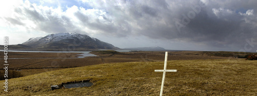 Foto friedhofskreuz bei kloster skalholt in island