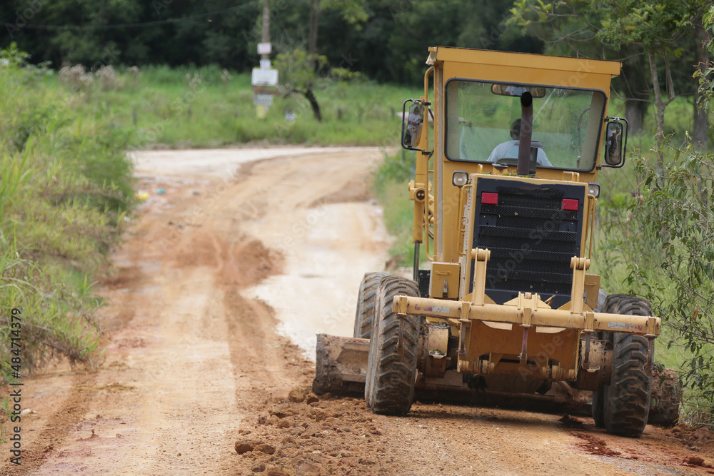 Retroscavadeira recuperando estrada de terra na zona rural.
Retroscavadeira recuperando estrada de terra na zona rural.