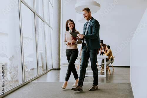 Young entrepreneur couple w...