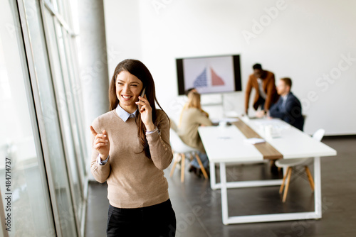 Young business woman standi...