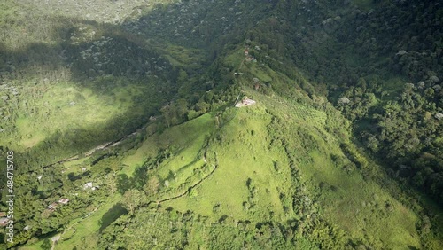 Montañas y fincas en hermoso paisaje con bosque tropical.