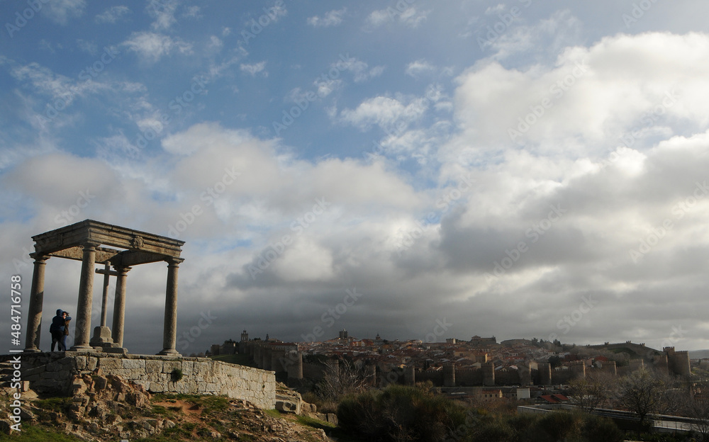 Vista panoráica de Avila y las murallas con el monumento de los cuatro postes