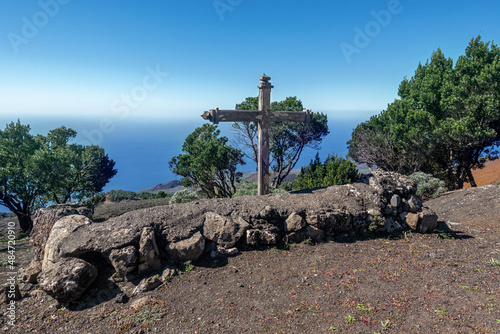 Cruz de Los Humilladeros - Kreuz am Wanderweg und Pilgerweg Camino de la Virgen im Westen von El Hierro, Kanarische Inseln, Spanien photo