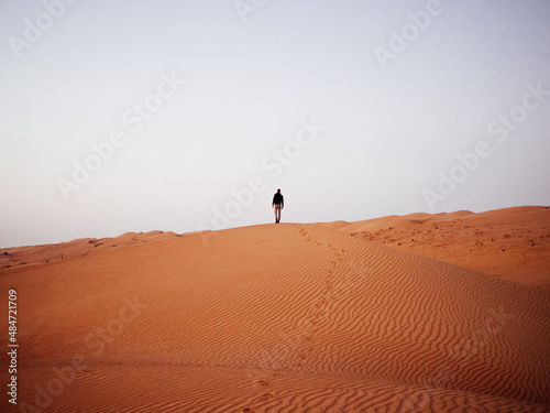 Silhouette marchant sur une dune de sable dans le d  sert d Oman