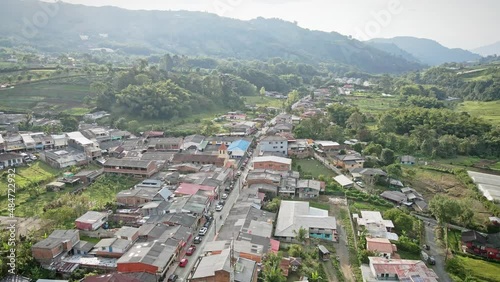Vistas de un lindo pueblo rodeado por montañas y rio.