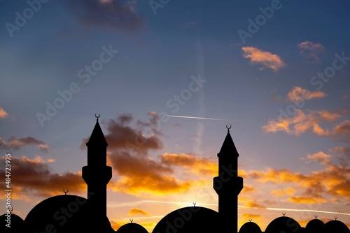 Obraz na płótnie silhouette of a beautiful mosque against the background of sunset sun w salonie