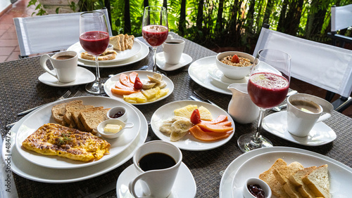 desayuno tipico colombiano en un hotel del centro histórico de cartagena, hueves, jugo de fruta natural, tostadas, cereal con leche, fruta picada, huevos fritos, huevos revueltos, café colombiano.
