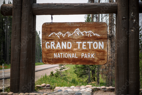Fotografie The official entry sign to Grand Teton National Park, Wyoming.