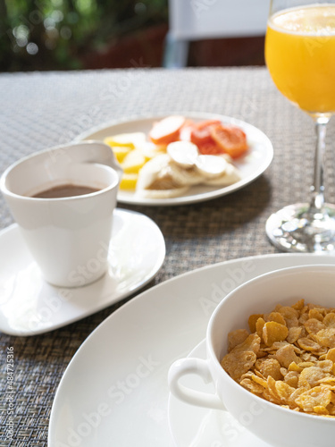 desayuno tipico colombiano en un hotel del centro histórico de cartagena, hueves, jugo de fruta natural, tostadas, cereal con leche, fruta picada, huevos fritos, huevos revueltos, café colombiano.