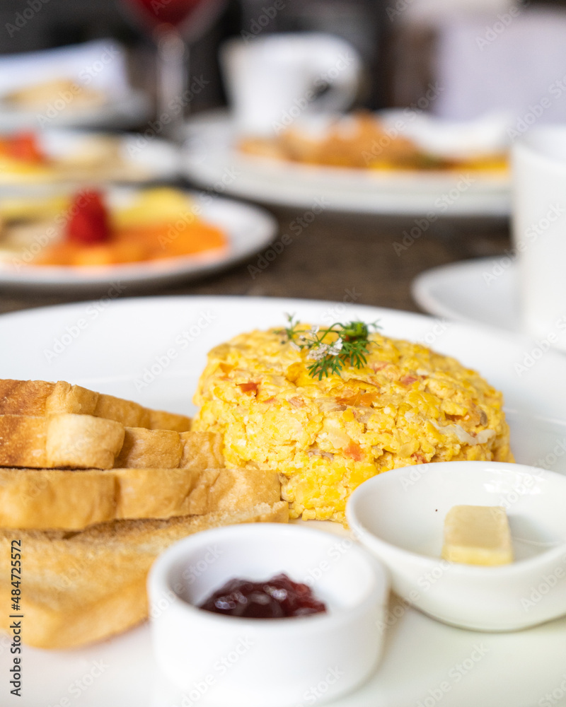 desayuno tipico colombiano en un hotel del centro histórico de cartagena, hueves, jugo de fruta natural, tostadas, cereal con leche, fruta picada, huevos fritos, huevos revueltos, café colombiano. desayuno tipico colombiano en un hotel del centro histórico de cartagena, hueves, jugo de fruta natural, tostadas, cereal con leche, fruta picada, huevos fritos, huevos revueltos, café colombiano.