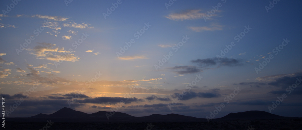 Obraz premium Beautiful sunset with blue sky and clouds, Teguise, Lanzarote, Canary Islands