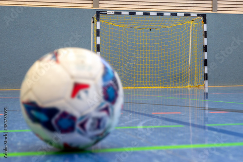 Fußball vor einem Tor in einer Sporthalle