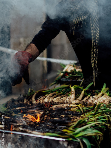 Cuisson des calçots au feu pour une Calçotada fête traditionnelle de Catalogne photo