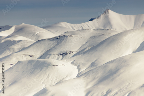 massifs enneigés en Oisans dans la chaîne des Ecrins dans les alpes en france