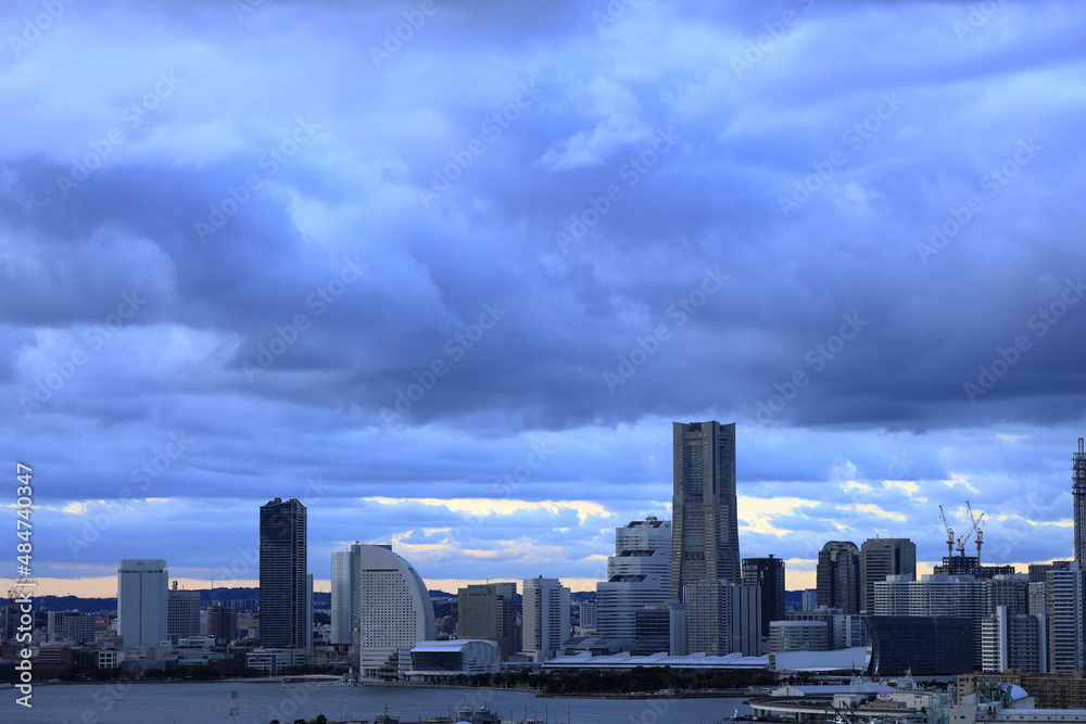 Fototapeta premium 新子安から見た横浜みなとみらい21 (曇り空)