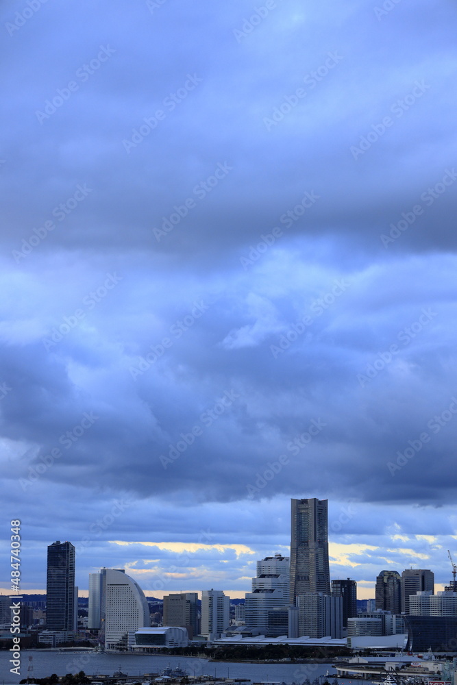 Fototapeta premium 新子安から見た横浜みなとみらい21 (曇り空)