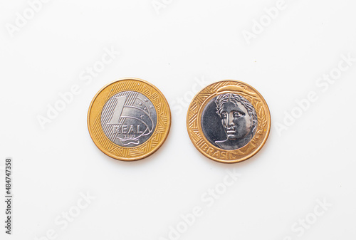 Real, a moeda brasileira. Duas moedas de 1 Real isoladas em fundo branco mostrando a frente e o verso da moeda brasileira. Economia e finanças. 1 Real, moeda, dinheiro, Brasil. photo