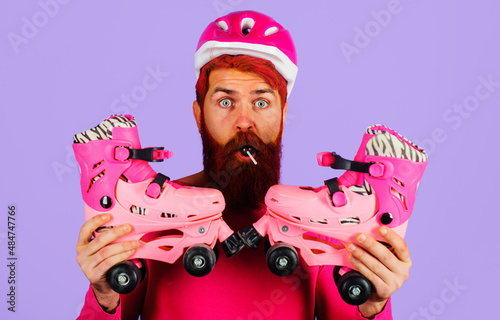 Fotografía Bearded man with roller skates and protective helmet