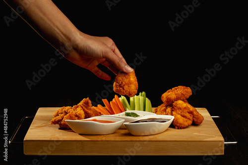 Tableau sur toile tabla preparada con tiras de pollo listas para comer boneless