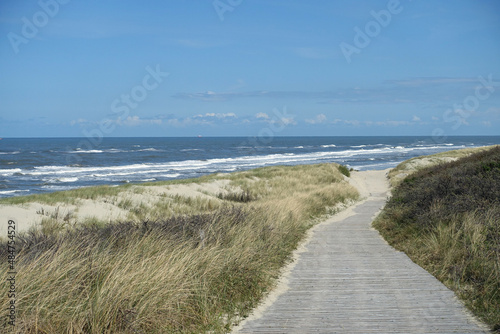 Strandzugang zwischen D  nengras auf Spiekeroog