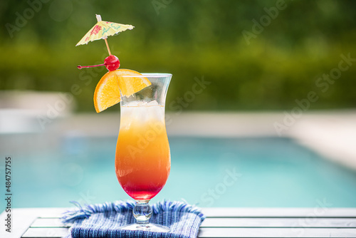 Obraz na płótnie cocktail in the pool w salonie
