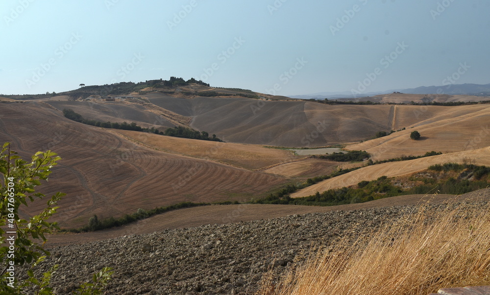 Naklejka premium Weite Landschaft der Crete Senesi mit Hügeln und Feldern
