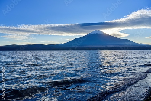 山中湖で見た富士山の上にかかる巨大なレンズ雲の情景＠山梨
