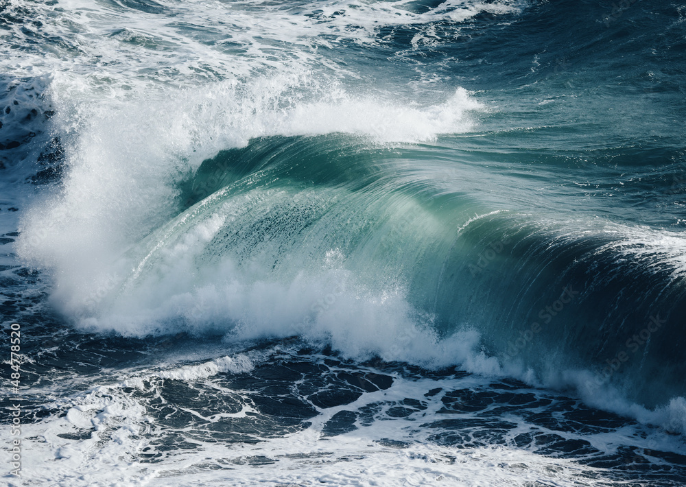 Naklejka premium Huge ocean wave making a splash