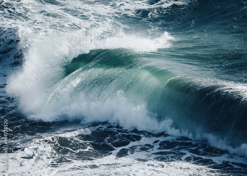 Fototapeta Naklejka Na Ścianę i Meble -  Huge ocean wave making a splash