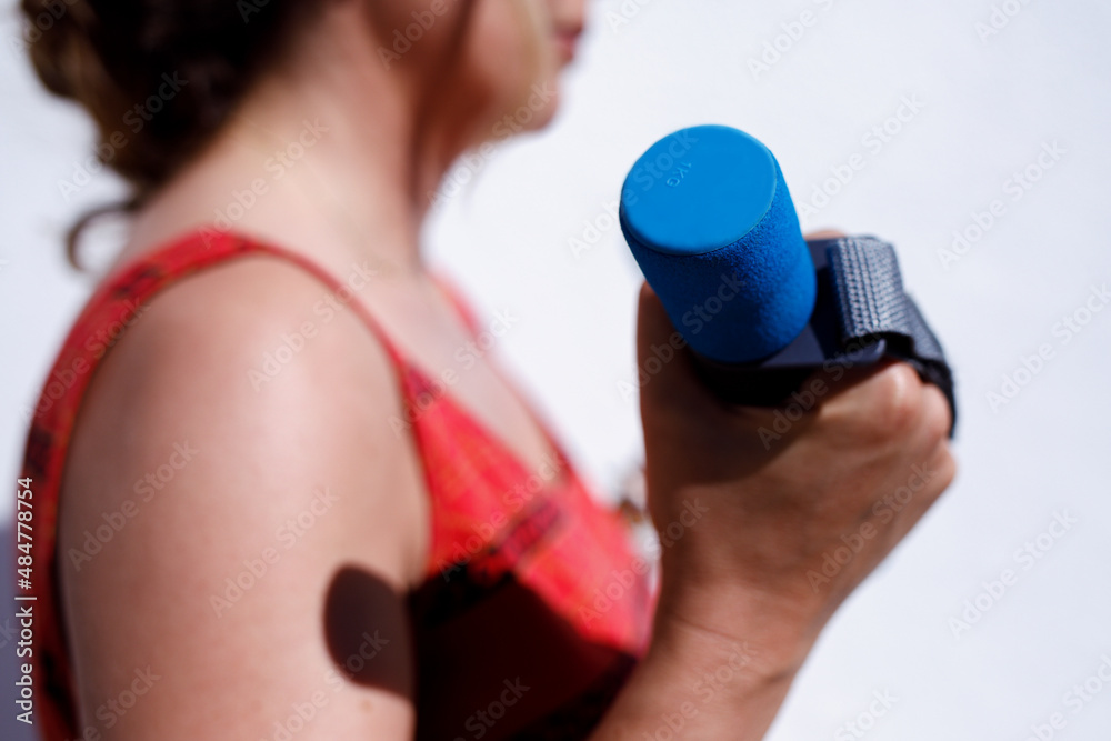 Mano de mujer entrenando con pesas. Mano de mujer entrenando con pesas.