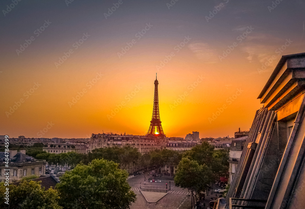 Obraz premium Amazing sunset behind Eiffel Tower in Paris, France