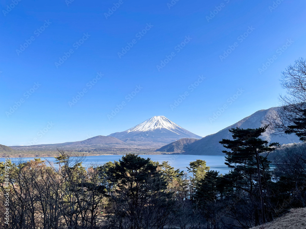 山梨県南都留郡富士河口湖町の本栖湖と富士山 山梨県南都留郡富士河口湖町の本栖湖と富士山