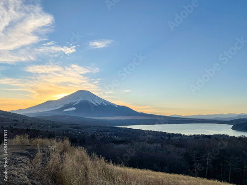 山梨県山中湖村パノラマ台からの富士山と山中湖と夕焼け空