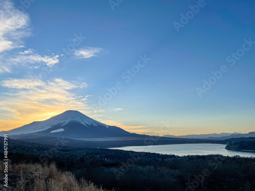 山梨県山中湖村パノラマ台からの富士山と山中湖と夕焼け空