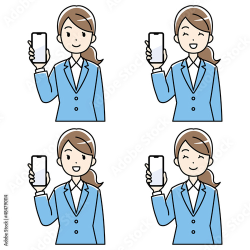 笑顔でスマホを見せるスーツの若い女性（カラー）