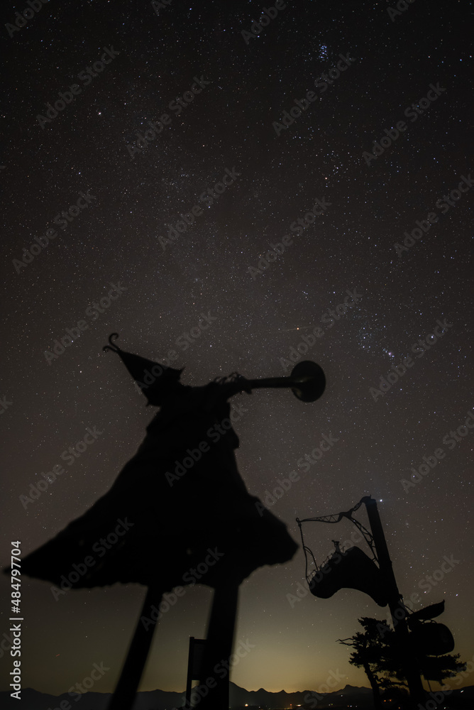 Naklejka premium 嬬恋村 愛妻の丘と星空