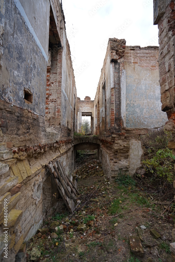 Fototapeta premium old abandoned building