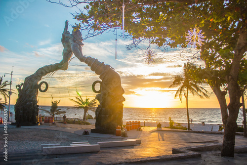 Hermosa fotografía del portal maya al amanecer en Playa del Carmen