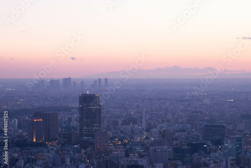 都会の高層ビル群の夕景 © 陽平 柴田