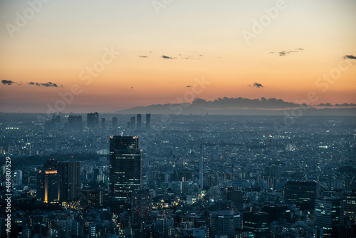 都会の高層ビル群の夕景 © 陽平 柴田
