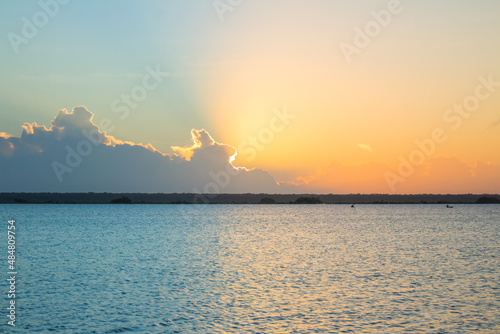 Hermosa imagen de un amanecer sobre una laguna