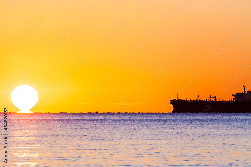 Obraz premium Tanker ship at sunset