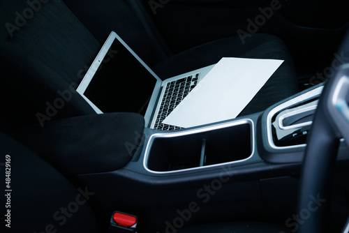 車の中でノートパソコンを使用する © amosfal