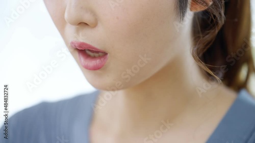 女性・顎・噛む・口 photo