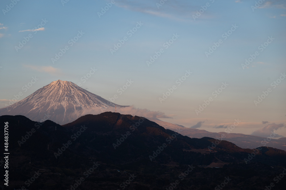 夕陽に照らされた富士山