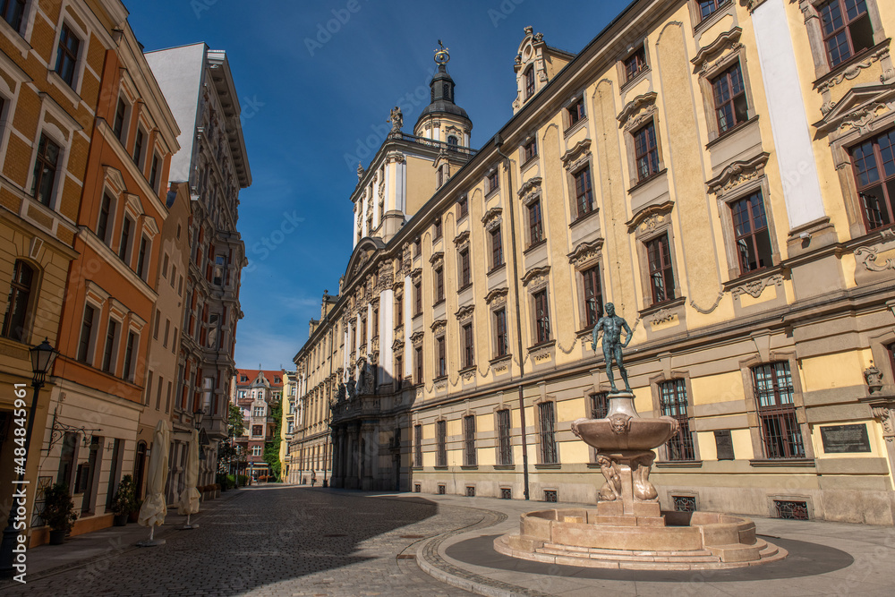 Uniwersytet Wrocławski i fontanna przedstawiająca nagiego szermierza  - obrazy, fototapety, plakaty 