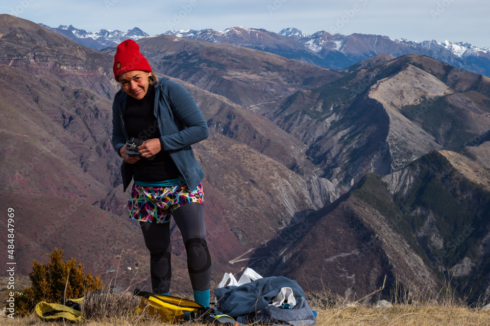 Φωτογραφία Female hiker enjoying the stunning view opf the epic topography in the French Al