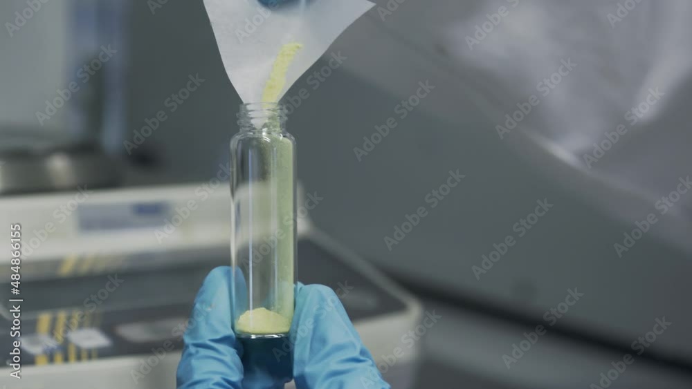 Échantillon de poudre dans un tube à essai d'un laboratoire