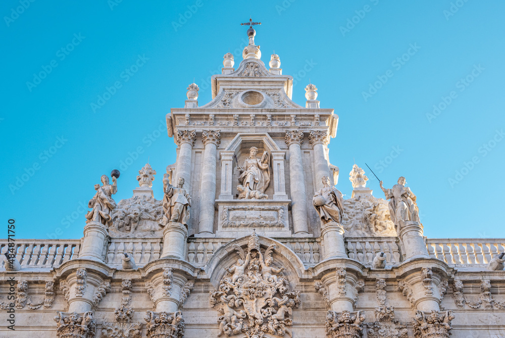 Frontón estilo barroco año 1715 de la universidad de Valladolid con estatua de la sabiduria pisando a la ignorancia, España